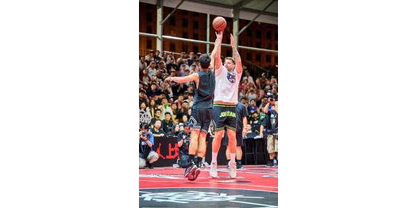 Sport har ingen grænser, basketballspillere og fans går begge veje